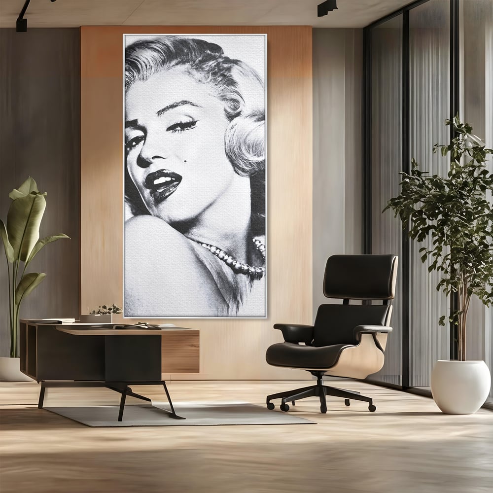 Tablou canvas cu tablou canvas cu marilyn monroe alb negru, in rama de aluminiu argintiu, pe perete intr-un birou